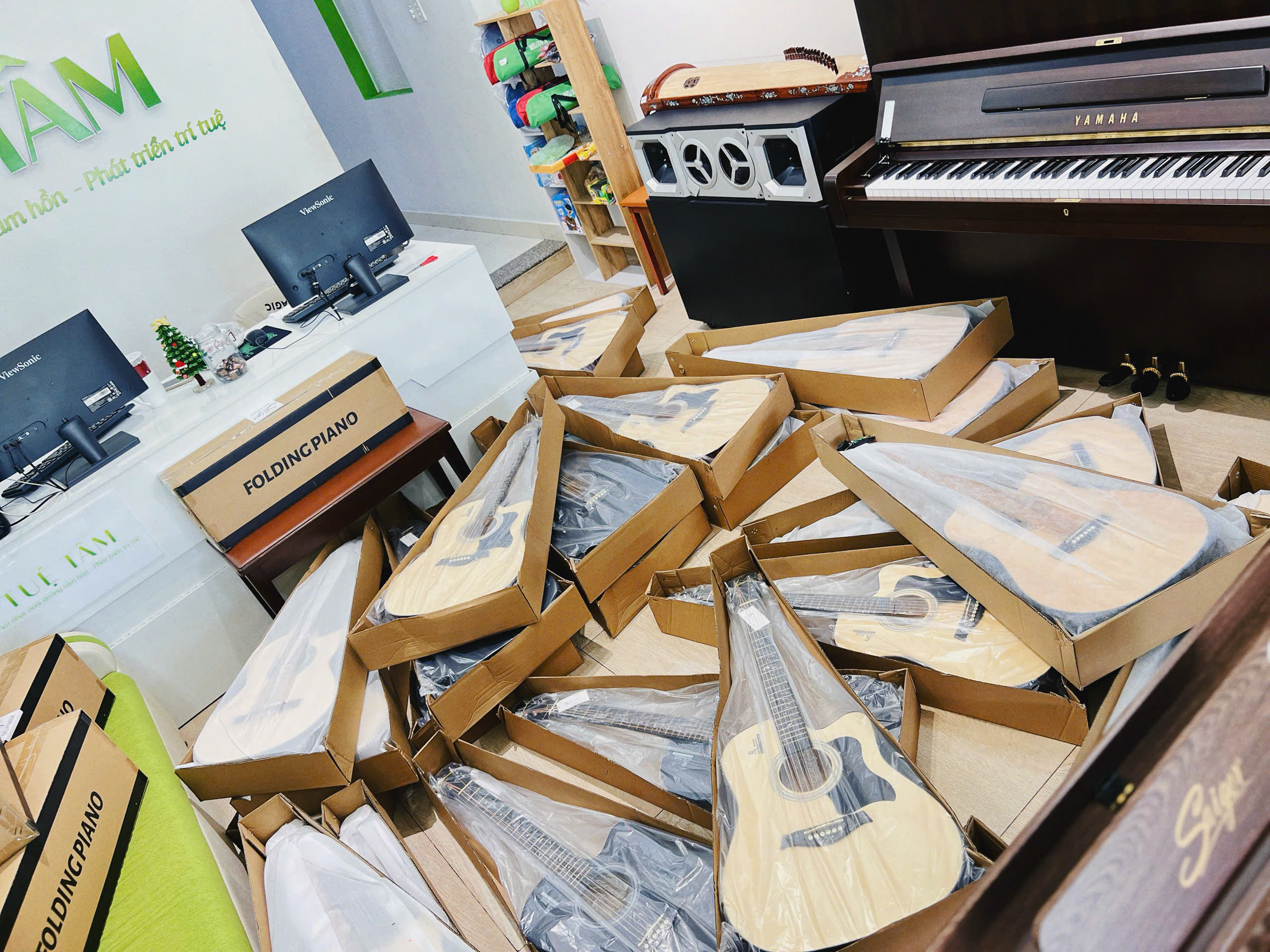 xả kho guitar giá rẻ chỉ từ 900k