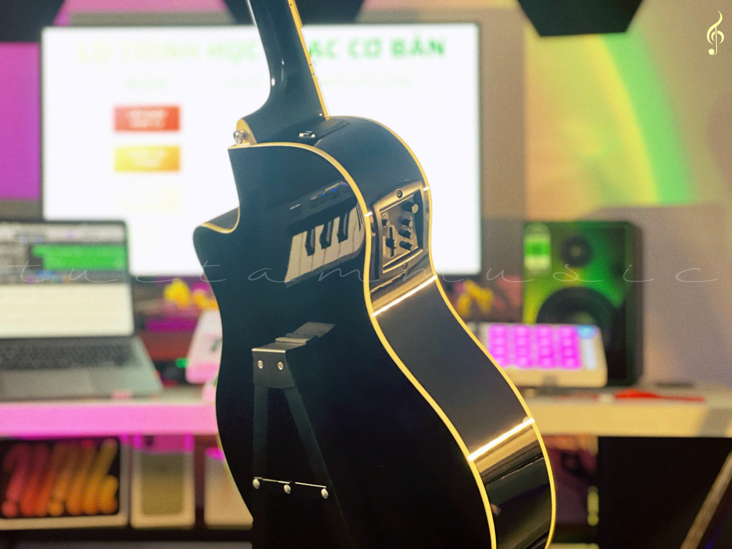 Guitar Yamaha APX600