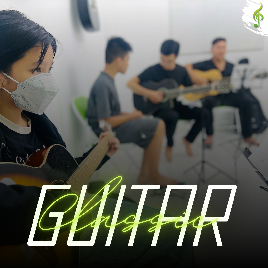 Học viên đang học guitar tại Trung tâm Âm nhạc Tuệ Tâm Mỹ Yên