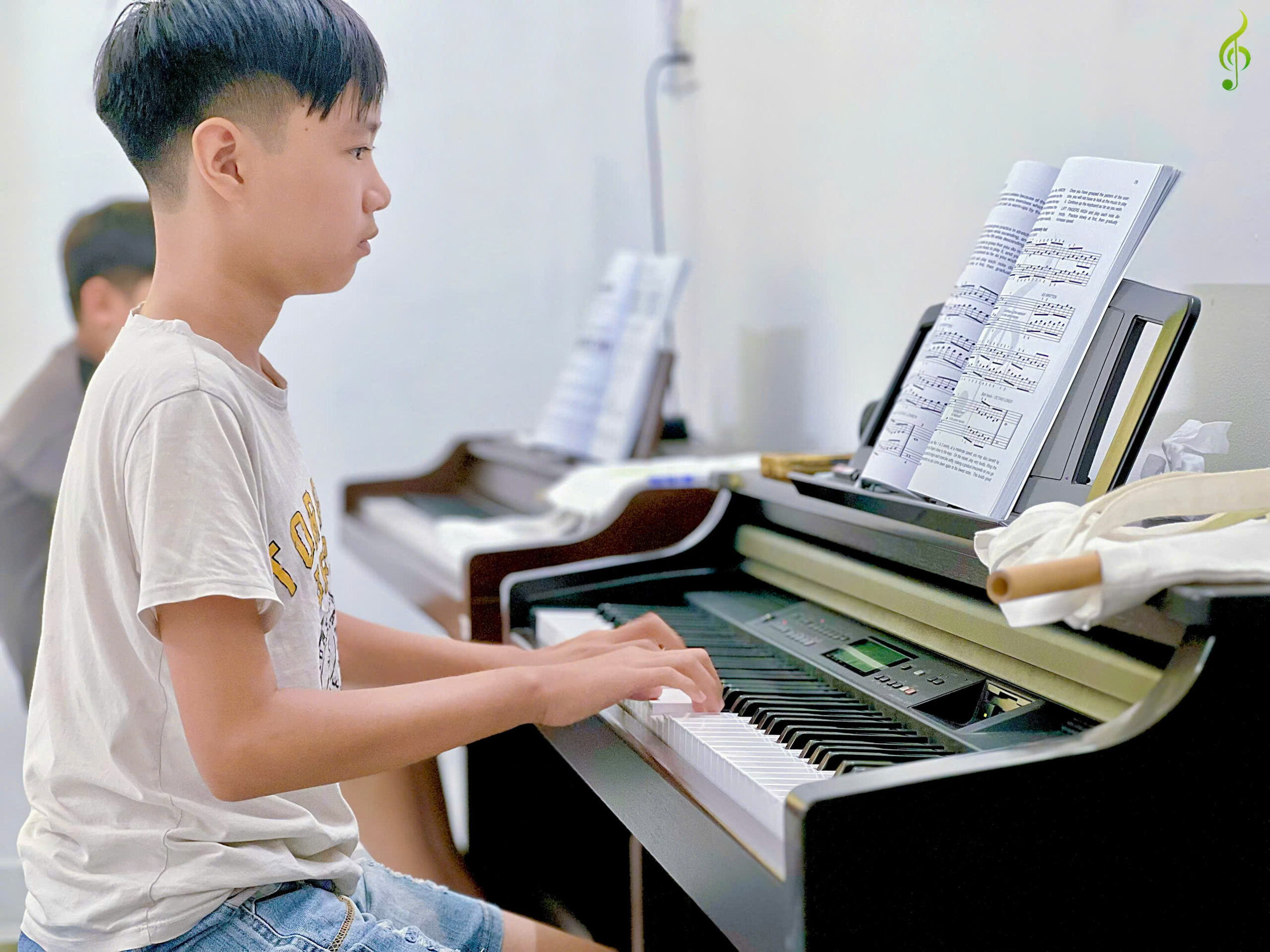 Lớp học piano tại Trung tâm Âm nhạc Tuệ Tâm – Mỹ Yên Học viên học piano tại trung tâm âm nhạc ở Mỹ Yên