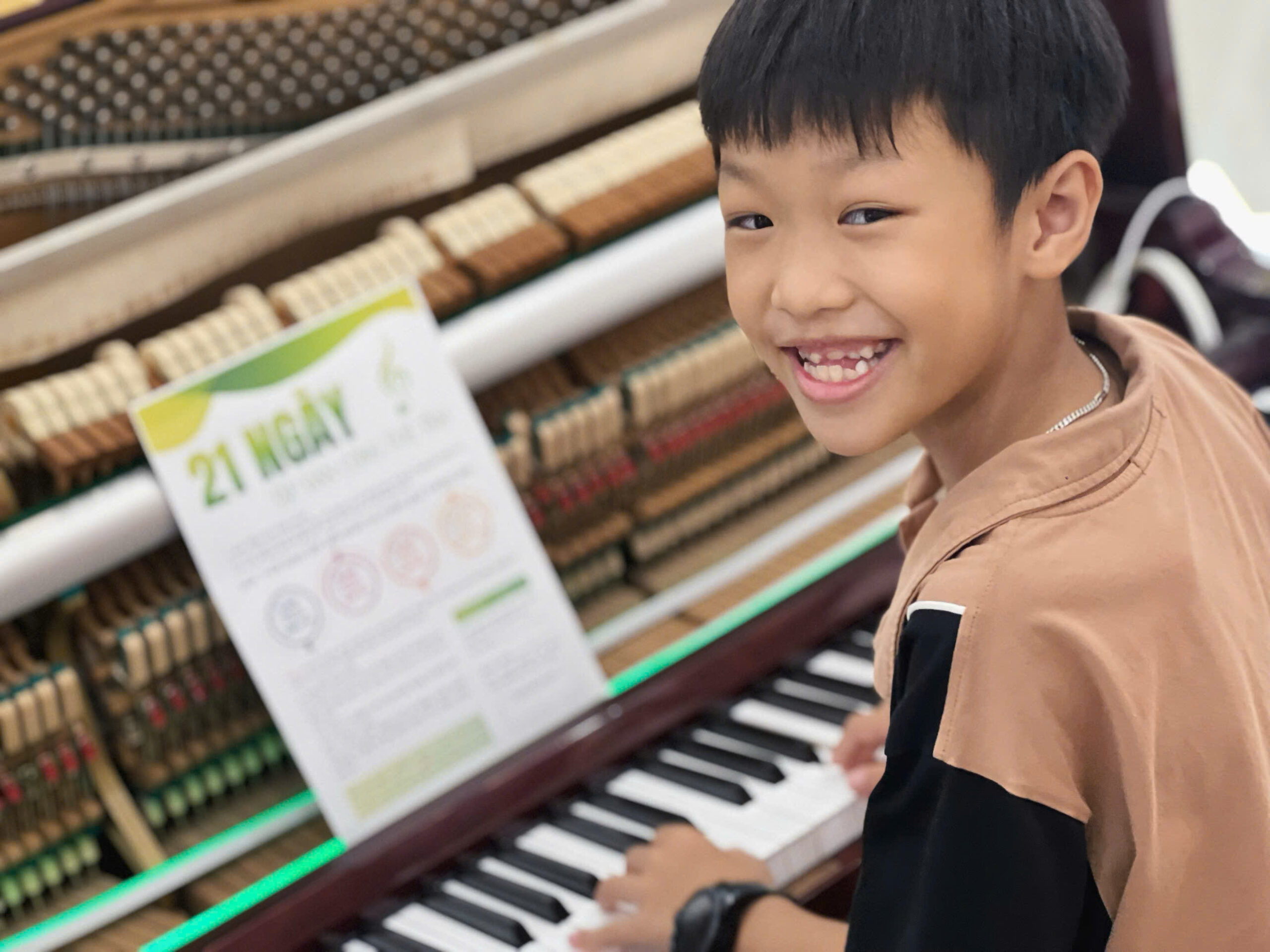 Thử thách 21 ngày tập đàn cùng Tuệ Tâm Học viên tham gia thử thách 21 ngày tập đàn tại Tuệ Tâm