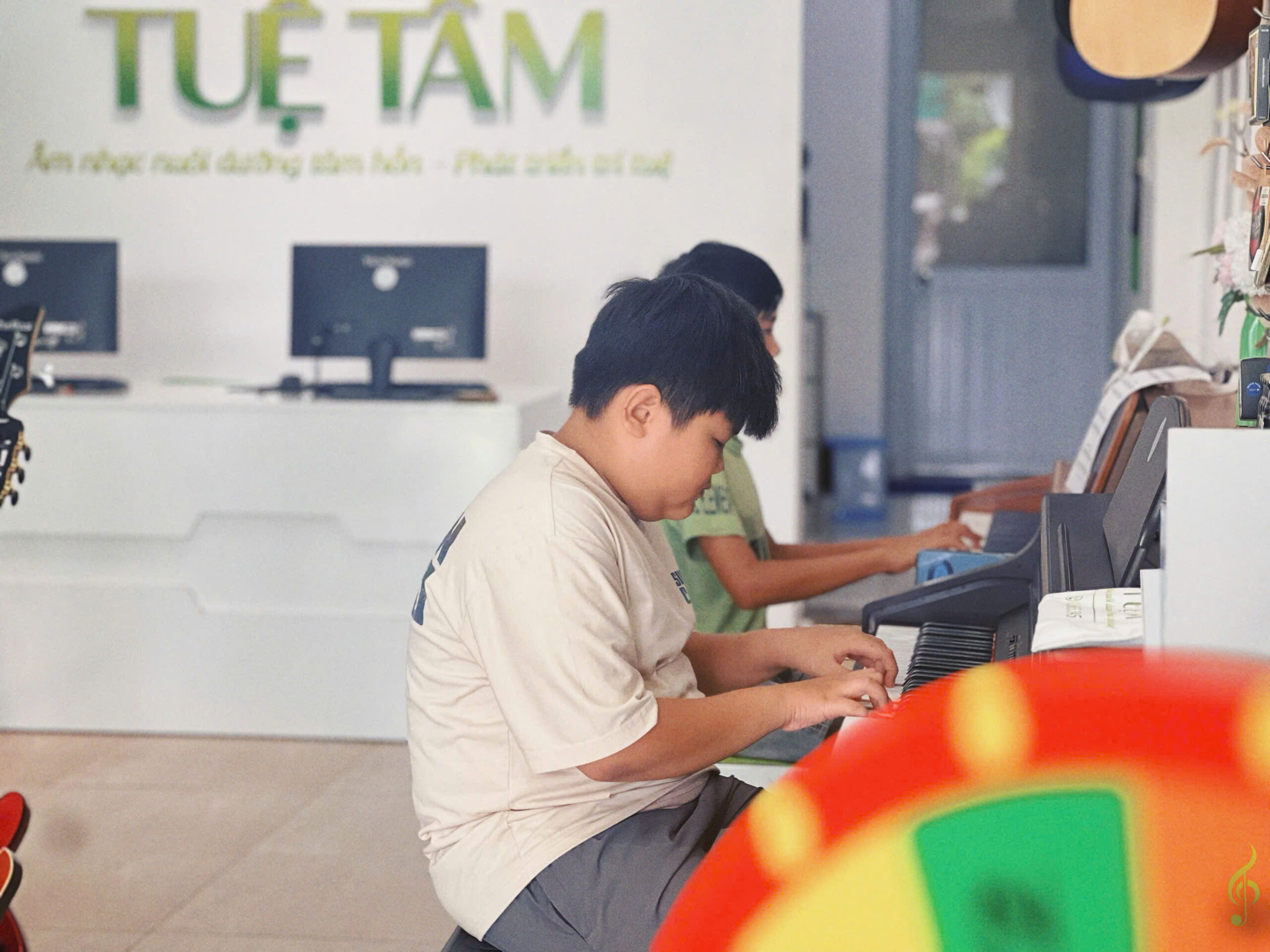 Lớp học piano tại Trung tâm Âm nhạc Tuệ Tâm – Mỹ Yên Học viên học piano tại trung tâm âm nhạc ở Mỹ Yên