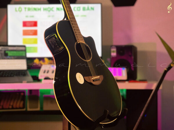 Guitar Yamaha APX600