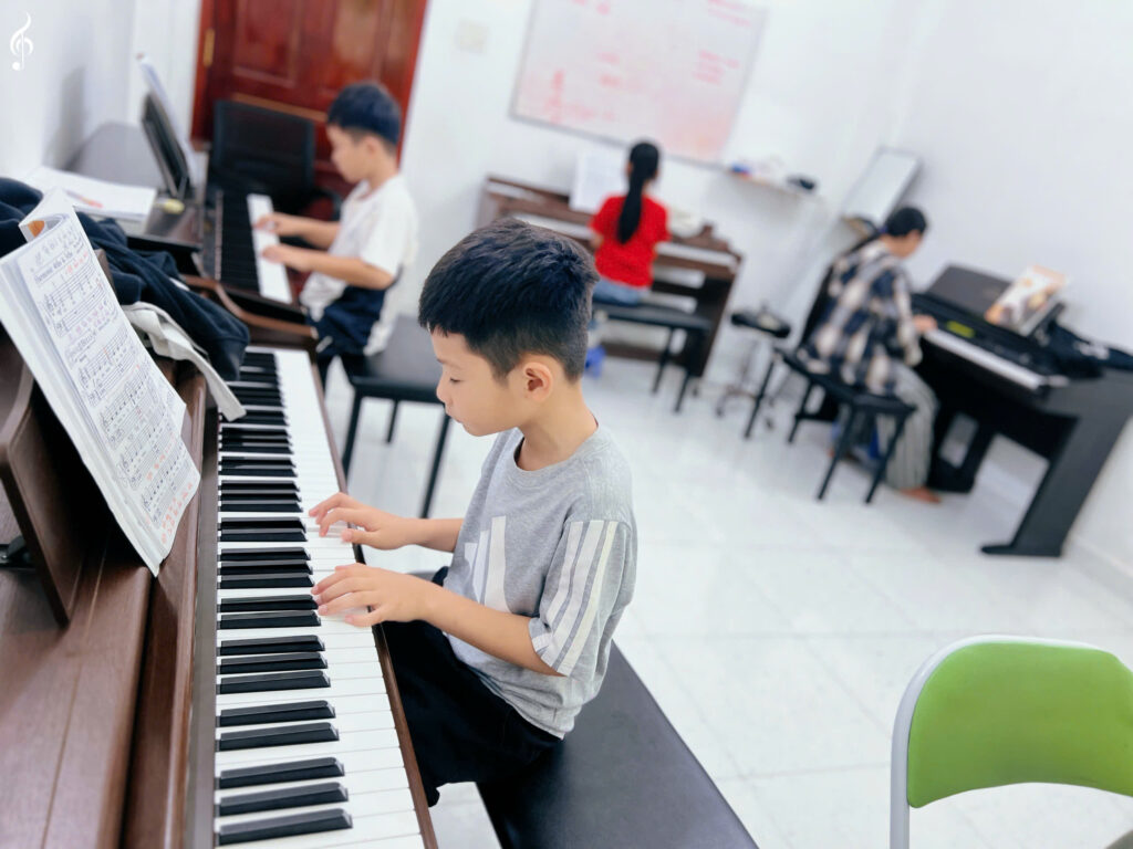 Học đàn organ ở Bến Lức
