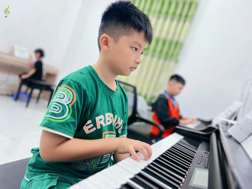 Luyện đàn piano tại Tây Ninh