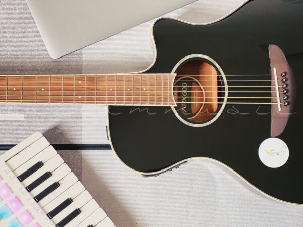 Guitar Yamaha APX600