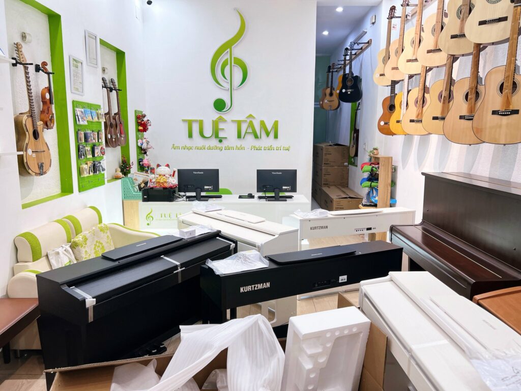Cửa hàng nhạc cụ ở Bến Lức