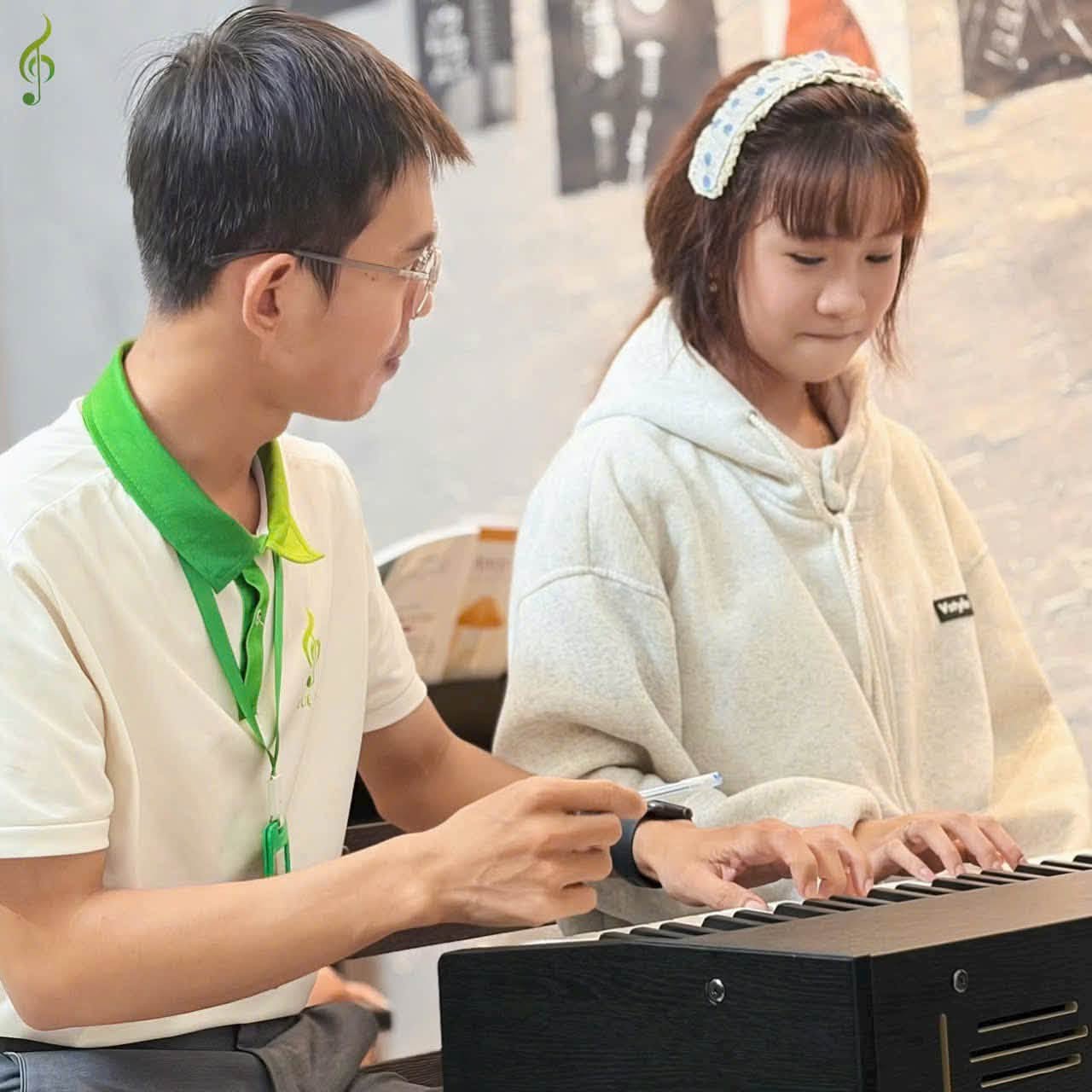 Thay-giao-huong-dan-hoc-vien-danh-piano.jpg